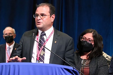 El Rev. Héctor A. Burgos-Núñez se dirige a la Conferencia Jurisdiccional Noreste después de ser elegido obispo el 2 de noviembre. Burgos quien se ha desempeñado como superintendente de distrito en la Conferencia Anual Ampliada de Nueva Jersey, fue elegido en la tercera votación. A su lado está su esposa Jazelis Burgos. La conferencia se llevó a cabo del 2 al 4 de noviembre en College Park, Maryland. Foto del Rev. Thomas Kim, Noticias MU. El Rev. Héctor A. Burgos-Núñez se dirige a la Conferencia Jurisdiccional Noreste después de ser elegido obispo el 2 de noviembre. Burgos quien se ha desempeñado como superintendente de distrito en la Conferencia Anual Ampliada de Nueva Jersey, fue elegido en la tercera votación. A su lado está su esposa Jazelis Burgos. La conferencia se llevó a cabo del 2 al 4 de noviembre en College Park, Maryland. Foto del Rev. Thomas Kim, Noticias MU.