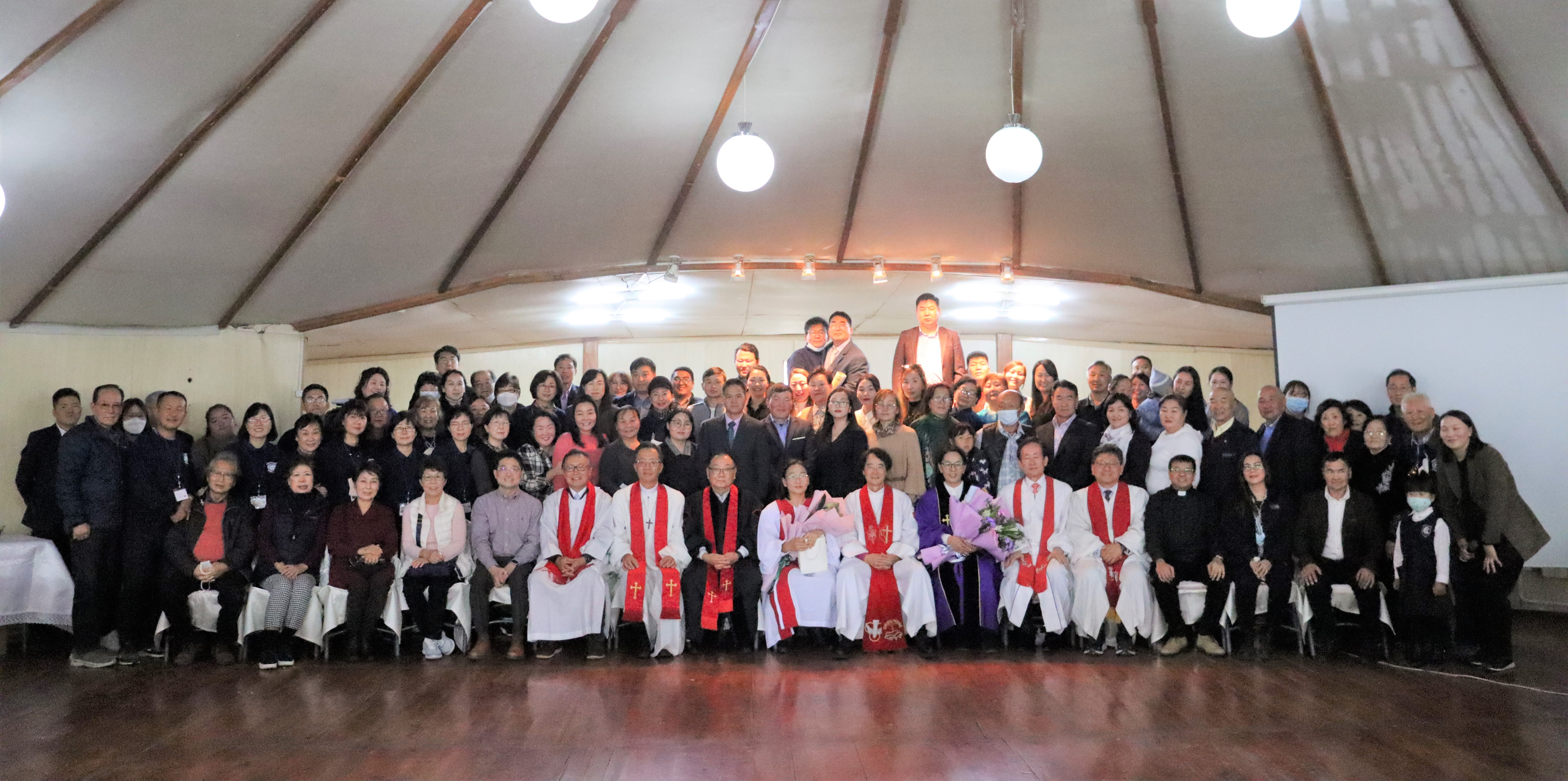 2022년 10월 3일, 몽골의 수도 울란바토르에 소재한 게렐트연합감리교회(Gerelt UMC)에서 열린 안수 예배를 마친 후, 박정찬 감독(맨 앞 중앙)과 연합감리교 몽골선교구의 최초 장로 목사인 우르징크한드(Urjinkhand) 목사(박정찬 감독의 오른쪽에 보라색 가운을 입고 꽃다발을 안고 있는 사람)와 뭉크나란(Munkhnaran) 목사(박정찬 감독의 왼쪽에 흰색 가운을 입고 꽃다발을 안고 있는 사람)가 한국과 미국 그리고 몽골에서 온 예배의 참석자들과 함께했다. 2012년 세계선교부는 한인 교회가 시작한 몽골 선교를 공식 선교 사역으로 채택하고 총감독회에 주재 감독을 파송해 줄 것을 요청했고, 그 이후 박정찬 감독이 몽골 선교 이니셔티브를 주재하고 있다. 사진 제공, 연합감리교 세계선교부 아시아사무소.