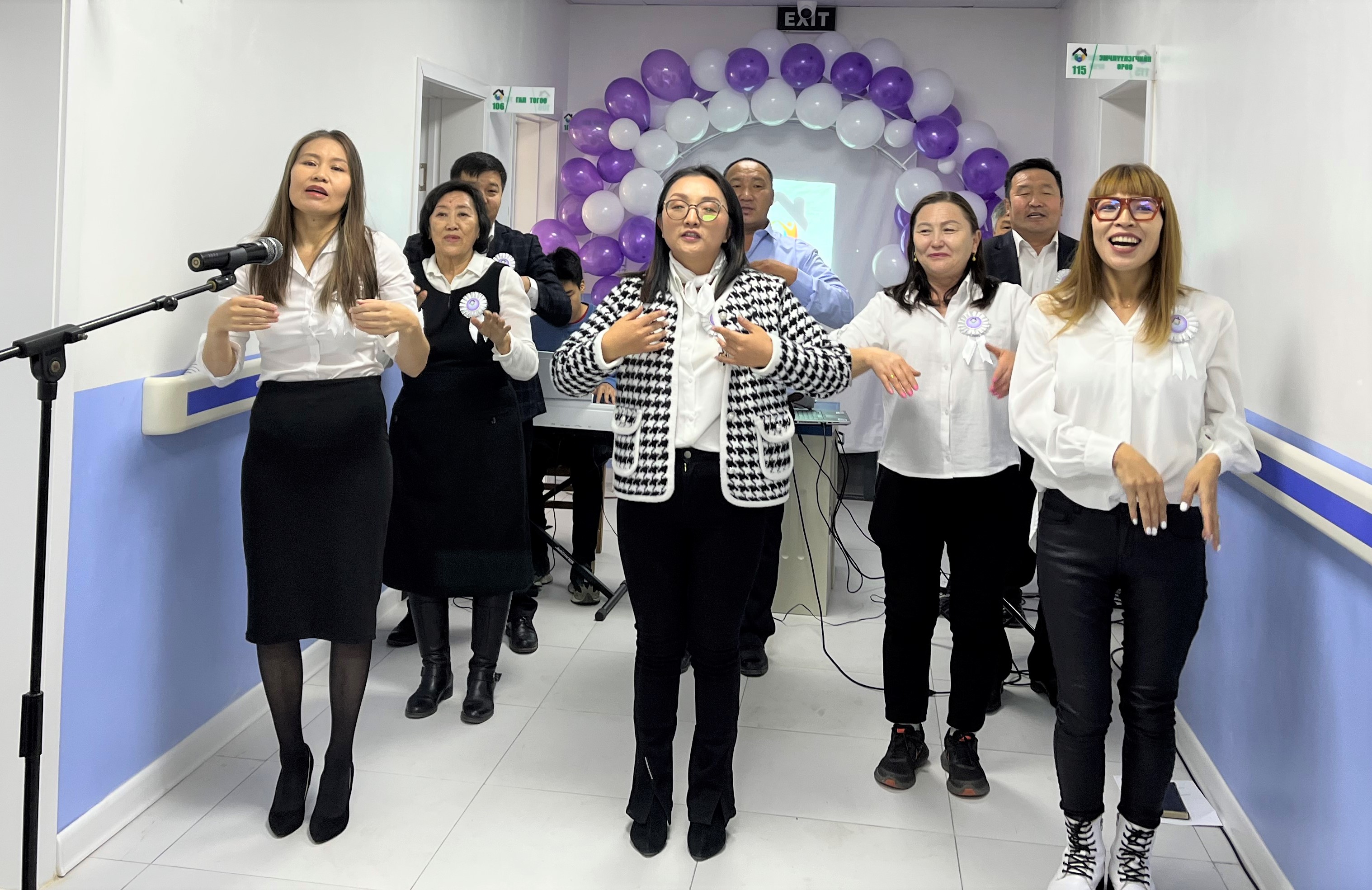 2022년 10월 4일, 몽골선교구가 봉헌한 그레이스 호스피스 센터 헌당 예배에서 직원들이 노래를 부르고 있다. 이 호스피스 센터는 의료 서비스를 제공할 수 있는 정식 의료 기관으로 인정받았다. 사진 제공, 연합감리교 세계선교부 아시아사무소.