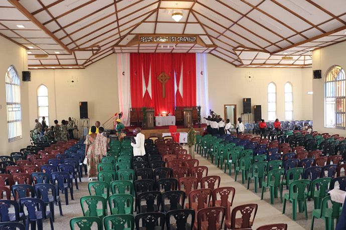 Vue intérieure de Temple Wokovu. D’une capacité de 800 personnes, l’église est construite dans un quartier de plus de 50 345 personnes dans la périphérie de Lubumbashi au Sud du Congo. Photo par John Kaumba, UM News.