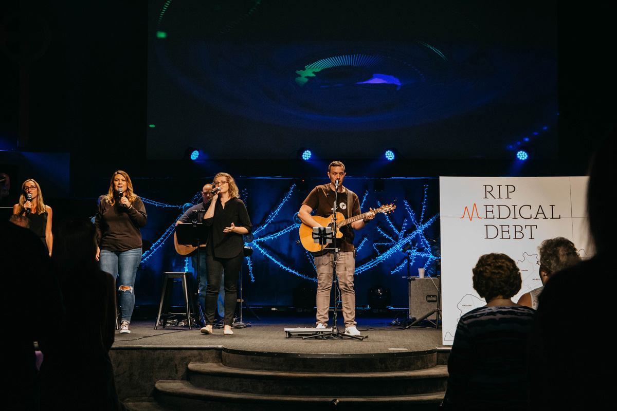 Membros da Capital City Christian Church (Igreja Cristã da Capital) em Frankfort, Kentucky, comemoram a campanha da congregação para eliminar as dívidas médicas de alguns de seus vizinhos em parceria com a RIP Medical Debt, uma organização sem fins lucrativos com sede em Long Island, Nova York. Como Capital City, as igrejas Metodistas Unidas em Michigan, Tennessee e Nebraska realizaram campanhas bem-sucedidas de perdão de contas médicas. Foto cedida pela Capital City Christian Church.