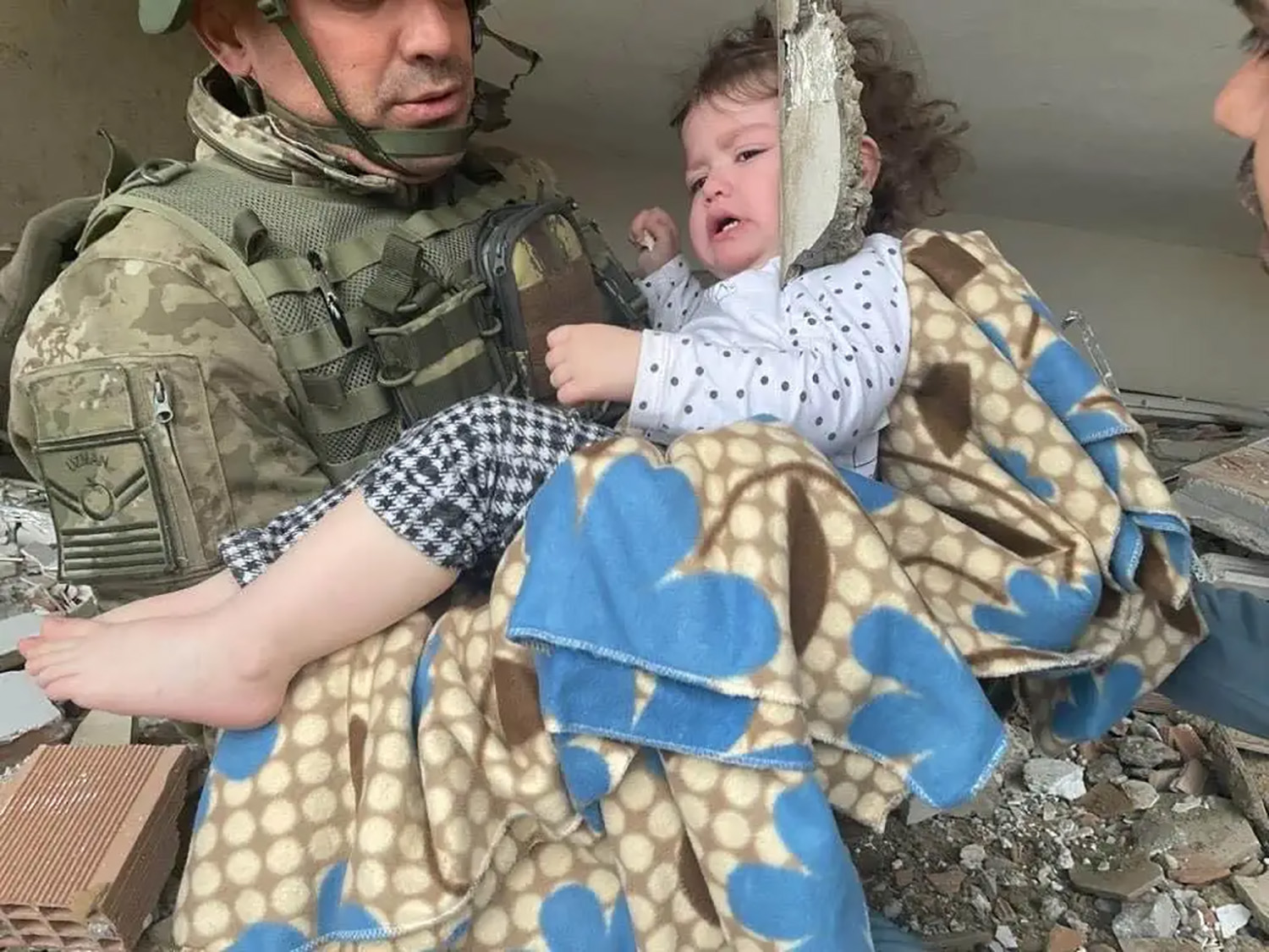 Una niña pequeña es rescatada en Gaziantep, Turquía, después de que una serie de terremotos azotara Turquía y Siria el lunes 6 de febrero de 2023. Foto cortesía de IBC (Media Luna Azul Internacional por sus siglas en inglés).