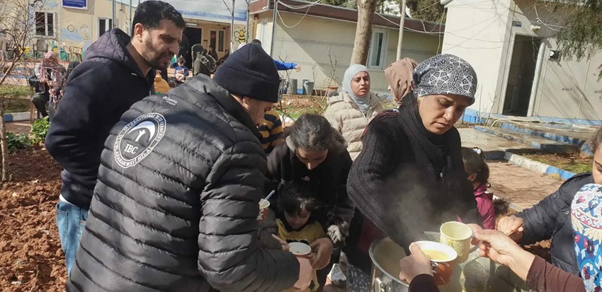 El personal de IBC sirve comidas a las víctimas del terremoto en el Centro Comunitario de Kilis. Foto cortesía de IBC (la Media Luna Azul Internacional).