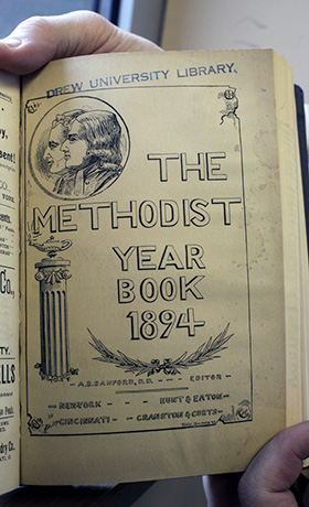 Uma cópia do Anuário Metodista de 1894 guardado nos Arquivos e História Metodista Unida da Universidade Drew em Madison, NJ Foto de Kathleen Barry, Notícias MU. 