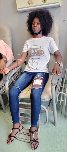 Domingas Ginga, jovem e membro da Igreja Dona Eva Pedro de Andrade, doa sangue no Hospital Materno-Infantil em Malange, Angola. foto de Joao Goncalves Nhanga.
