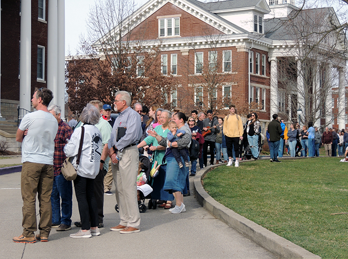 Fila de personas esperando entrar al Auditorio Hughes Memorial. Foto de Connie Offutt, Conferencia Anual de Kentucky.