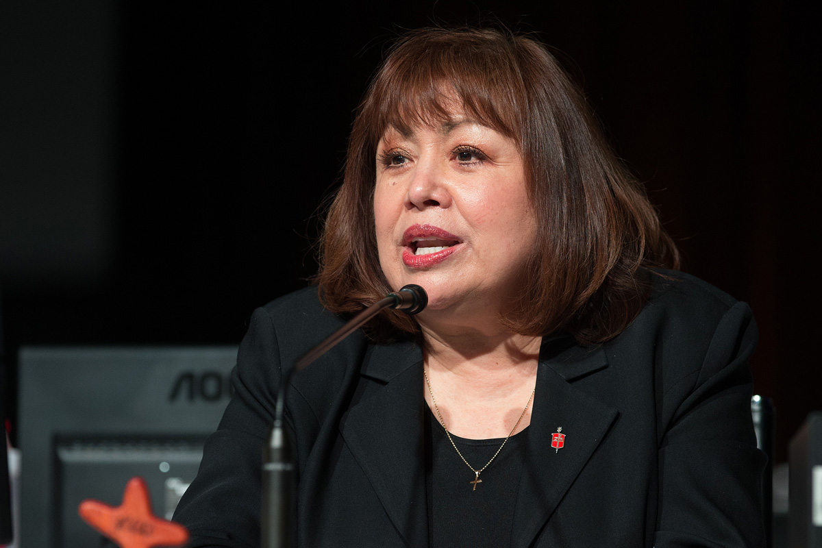 La Obispa Minerva Carcaño preside una sesión del 19 de mayo de la Conferencia General Metodista Unida de 2016 en Portland, Oregón. La Comisión Metodista Unida sobre la Condición y el Papel de la Mujer está solicitando servir como monitora en el proceso de denuncias de la iglesia que involucra a Carcaño, quien ha sido suspendida por más de un año. Foto de archivo de Mike DuBose, Noticias MU.