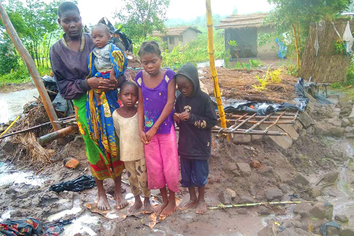 Uma mãe e quatro filhos junto aos restos da sua casa, que foi destruída pelo ciclone Freedy na província da Zambézia, em Milange, Moçambique. O ciclone recorde causou estragos no sudeste da África em Fevereiro e Março. Foto de Zenaido Castigo.