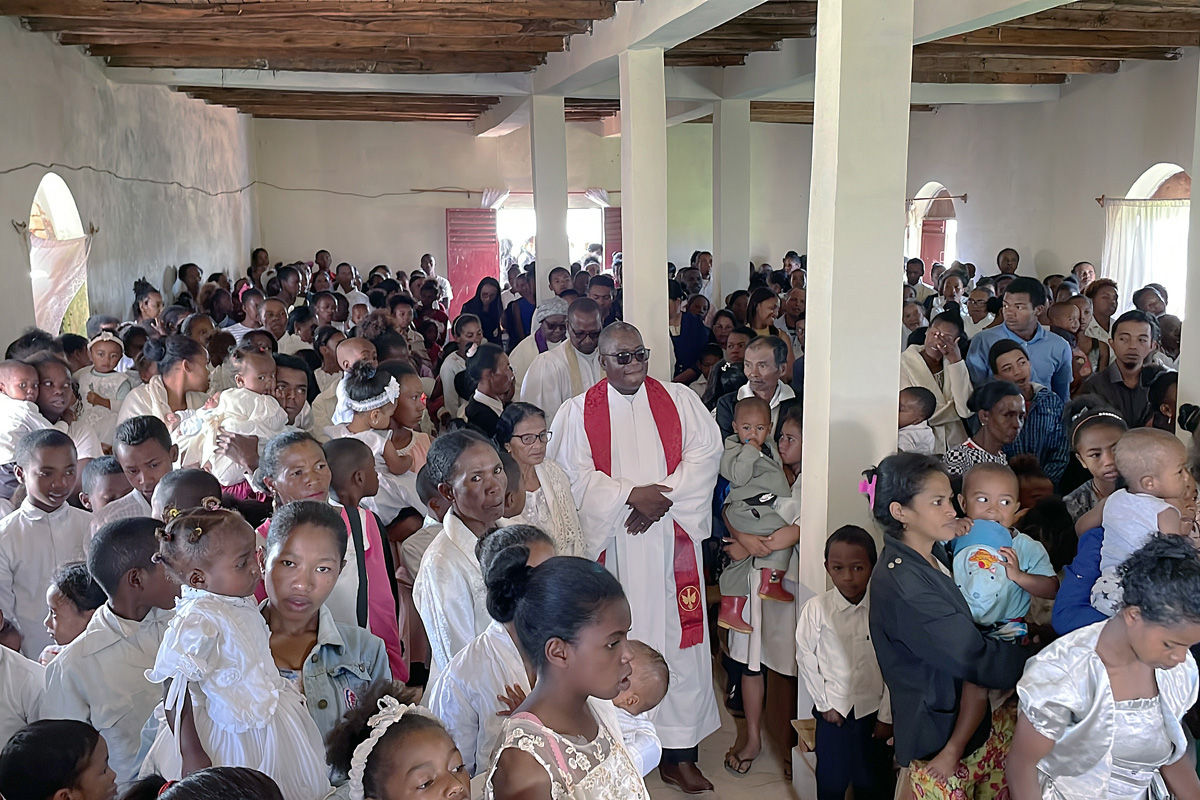 Quase 500 pessoas reuniram-se em 27 de Fevereiro para o serviço de fundação da Igreja Metodista Unida Ambodifasika em Madagascar. Os Revs. Machegane Face (com estola vermelha) e João Sambo são seguidos pela bispa Joaquina Nhanala enquanto dirigem a procissão para dentro da igreja. Foto do Rev. Gustavo Vasquez, Notícias da MU.