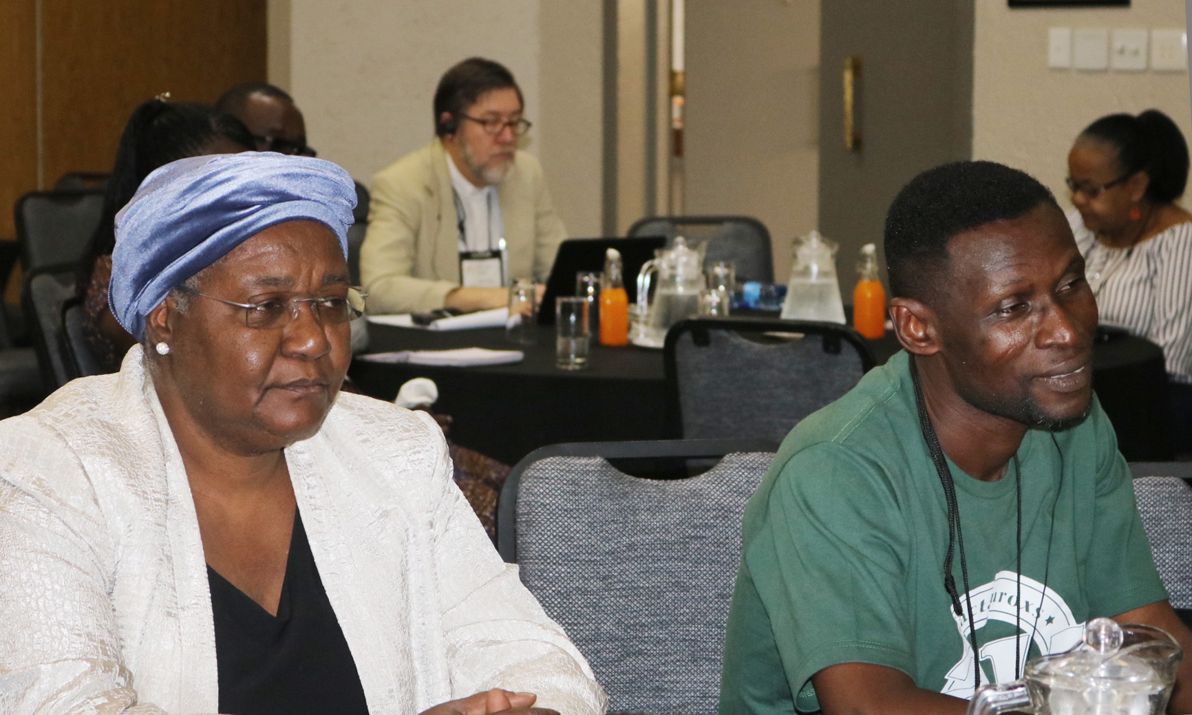 L'Évêque Joaquina F. Nhanala du Mozambique (à gauche) et le missionnaire Innocent P. Afful écoutent les plans de l'Église Méthodiste Unie pour les terres existantes en Afrique lors d'un sommet agricole qui s'est tenu du 13 au 16 janvier 2019 à Johannesburg. Afful est décédé le 17 avril à l'âge de 49 ans. Photo d'archive par Eveline Chikwanah, UM News.