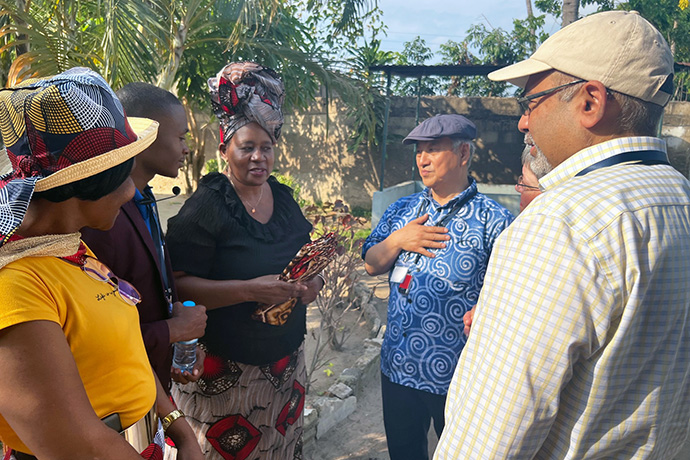 Bispo Hee-Soo Jung (camisa azul) e Roland Fernandes da Junta dos Ministerios Globais da Metodista Unida (chapéu bege) reúnem-se com a liderança do Centro para Meninas com Necessidades na Cidade da Matola, Moçambique. A direcção da agência reuniu-se de 20 a 22 de Abril em Maputo para a sua reunião de primavera. Foto de Susan Clark, Ministérios Globais.
