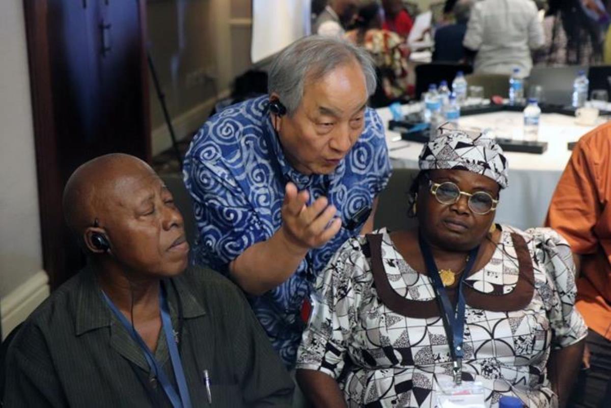 O Bispo Hee-Soo Jung (centro) dos Ministérios Globais fala com P. EmMersyn Harris (à esquerda), director adjunto da Conferencia Anual da Libéria, e Virginia Baba Bambur, secretária da Mesa da Mulher, Conferência Anual da Nigéria Central, durante a consultação da agência de 17 a 19 de Abril em Maputo, Moçambique. A Junta dos Ministérios Globais da Metodista Unida reuniu-se com parceiros em África para planificar os programas missionários actuais e futuros. Foto do Rev. Isaac Broune, Noticias da UM.