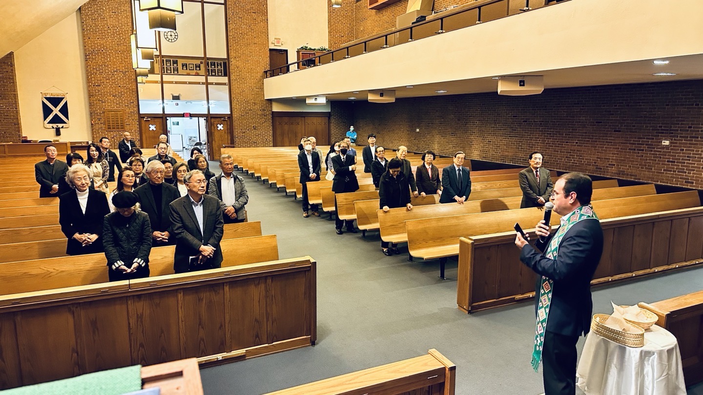 지난해 10월에 교회총회를 통해 교단을 탈퇴하기로 결정한 체리힐 제일교회의 남은 교인들이 한마음교회로 새 출발하는 자리에 대뉴저지 연회(Greater New Jersey Annual Concerence)의 센트럴(Central) 지방감리사였던 헥터 부르고스(Hector Burgos) 목사가 위로와 격려의 말을 전하고 있다. 사진 제공, 한마음교회.