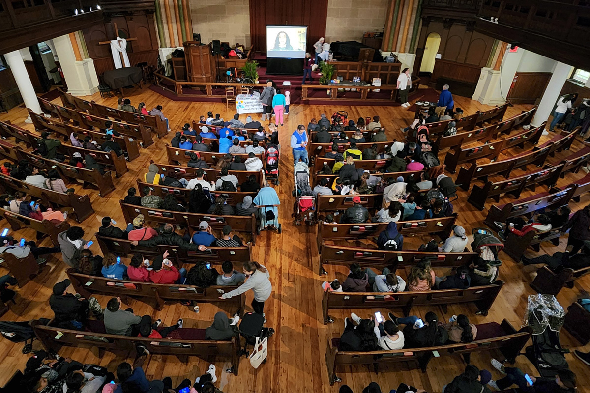 La Iglesia Metodista Unida San Pablo y San Andrés en la ciudad de Nueva York recibe multitud de inmigrantes todos los lunes por la mañana cuando llegan a Manhattan en autobús. La iglesia los llama Lunes Milagrosos y, con la ayuda de organizaciones asociadas, se ofrece una variedad de asistencia que incluye comidas, productos de higiene y asesoramiento legal. Las multitudes han crecido constantemente. Foto cortesía de la Iglesia Metodista Unida San Pablo y San Andrés.