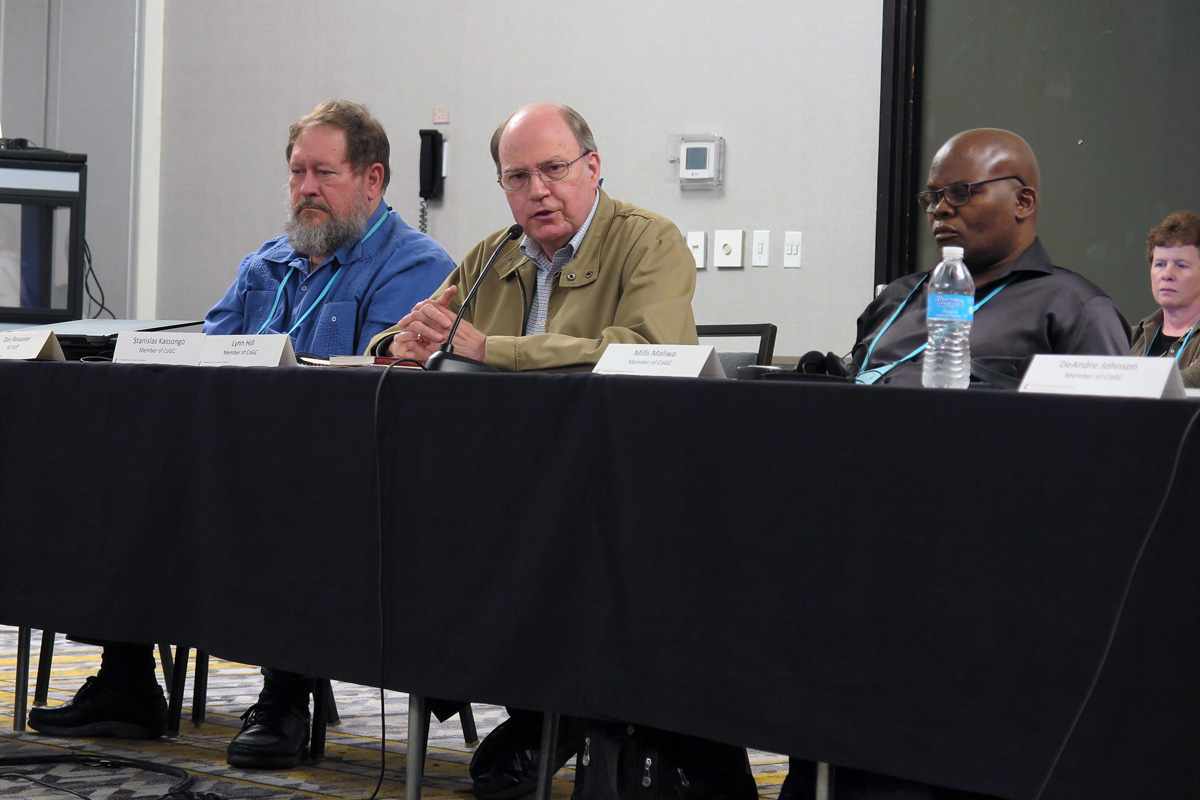 El Rev. Lynn Hill, anciano jubilado de la Conferencia Anual Tennessee-Oeste de Kentucky, predicó en el culto de clausura de la reunión de la Comisión de la Conferencia General en Florence, Kentucky. Hill es el presidente del comité de programa de la comisión, y junto a él están Don Reasoner, quien dirige la interpretación en la Conferencia General, y Mills Maliwa, miembro de la comisión de Sudáfrica. Foto de Heather Hahn, Noticias MU.