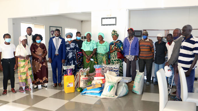 Líderes da Igreja entregam os bens alimentares à responsável do Lar dos Idosos de Maxinde em Malanje, Angola. Foto de João Gonçalves Nhanga. 