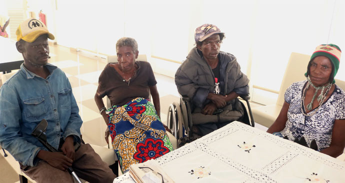 Alguns Idosos que receberam a comissão da Metodista Unida Central de Malanje durante a visita ao Lar de Idosos de Maxinde em Malanje, Angola. Foto de João Gonçalves Nhanga. 