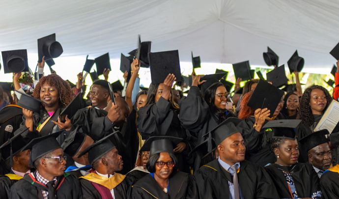 Mais de 950 estudantes de 19 países receberam diplomas durante a 29ª cerimônia de graduação da África University em 10 de Junho em Mutare, Zimbábue. Mais de 60% dos graduados eram mulheres – a maior classe de graduadas femininas da universidade até hoje. Foto de Arty Events para a África University.