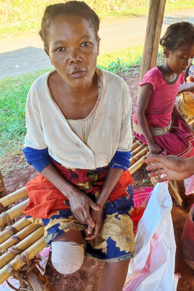 Bebe Georgette se dit reconnaissante de l’aide apportée par UMCOR et l’Église Méthodiste Unie de Madagascar. « Nous avons reçu quelque chose pour notre faim physique, mais nous avons aussi besoin de ce qui répondra à nos besoins spirituels, » a-t-elle déclaré. Photo de Justin Rakotoarimanana.