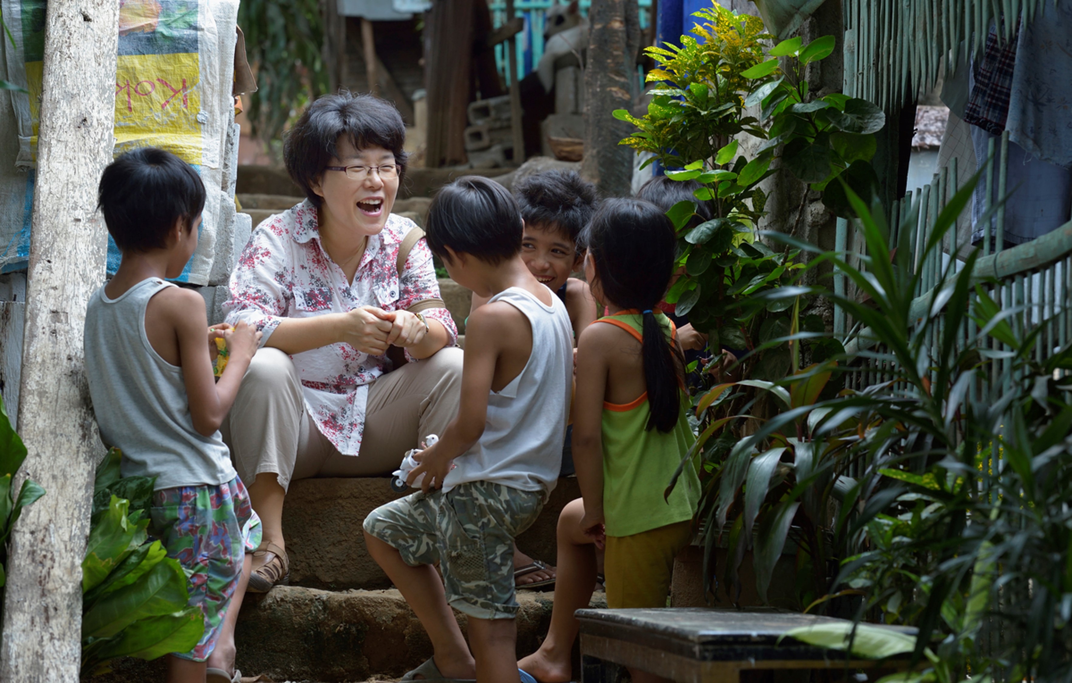 도시빈민 지역으로 보건사역을 나간 김은하 목사가 아이들과 이야기를 하고 있다. 사진 제공, 김은하 목사, 연합감리교회 세계선교부.