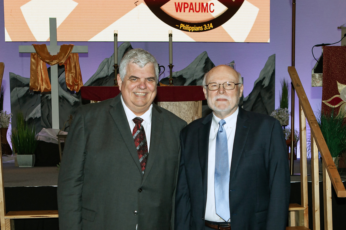 El Rev. Bob Zilhaver a la izquierda es un teológico tradicionalista y Tracy Merrick es un progresista, pero han trabajado conjuntamente en asuntos de la Conferencia Anual del Oeste de Pensilvania durante más de 20 años, lo que continuará incluso en esta temporada de desafiliaciones de La Iglesia Metodista Unida. Foto del Rev. Rich Pearson, cortesía de la Conferencia Anual del Oeste de Pensilvania.