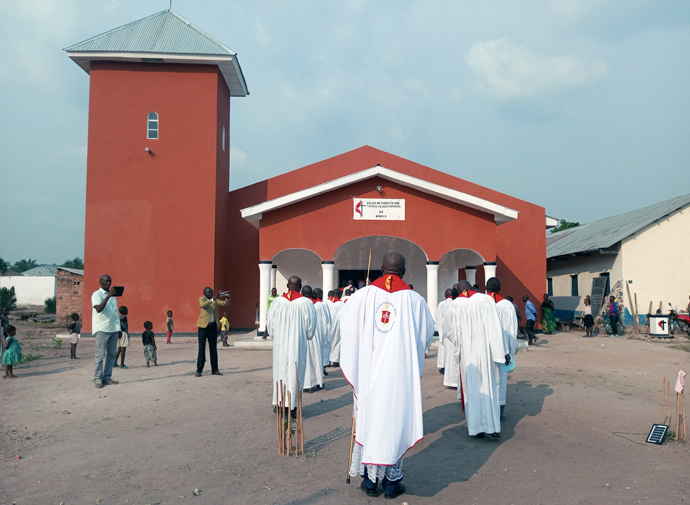 Les célébrants entrent dans le sanctuaire pour l'inauguration de l'Eglise Méthodiste Unie de Banza Kaluwashi à Kabalo, au Congo. Photo de Betty Kazadi Musau.