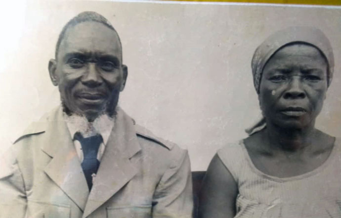 Banza Lubange Kaluwashi est photographié avec son épouse, Debeta wa Mabundu Alphonsine. Kaluwashi a servi comme missionnaire laïc au Congo au début des années 1900. Né en 1869, il a été enlevé par des marchands d'esclaves et forcé de travailler en Angola avant de retrouver sa liberté. Il est ensuite devenu évangéliste et est retourné dans son pays d'origine, où il a implanté des églises. Photo avec l'aimable autorisation de la Région Episcopale du Nord-Katanga.