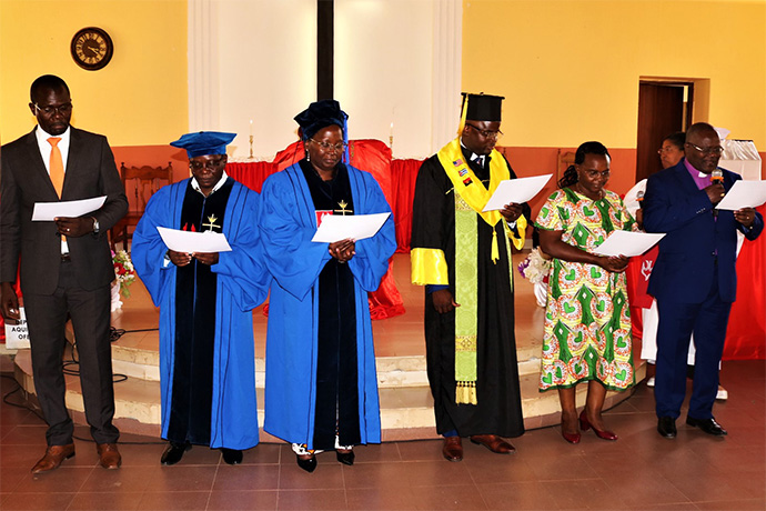 Bispo José Quipungo e membros da Faculdade fazem a entrega dos diplomas aos graduandos em Quéssua. Malanje, foto de João Nhanga.
