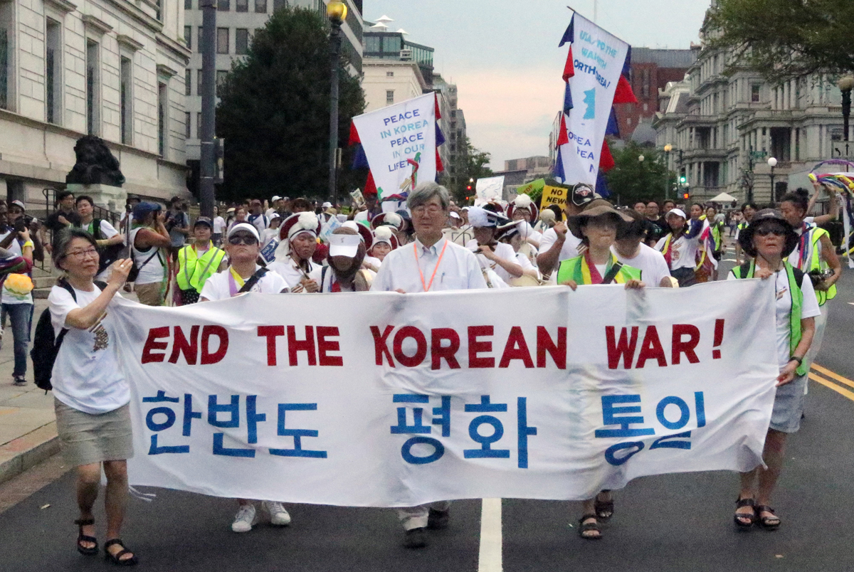 한국전쟁 정전협정 70주년인 2023년 7월 27일, 수백 명의 한반도 평화 운동가들이 백악관 앞 라파예트 광장을 출발해 링컨기념관까지 평화통일 기원 행진을 하고 있다. 사진, 김응선 목사, 연합감리교뉴스.