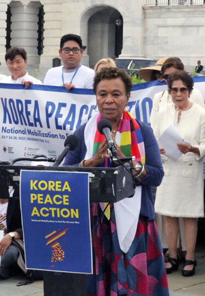 California Rep. Barbara Lee, whose father served in the Korean War, hosts a press conference at the House Triangle in Washington, supporting the Peace on the Korean Peninsula Act co-sponsored by 33 members of the U.S. Congress. Lee called ending the war and investing in peace in the region “absolutely essential.” Behind her is Joy Gebhart, a 90-year-old Korean American woman, whose last wish is to visit North Korea to see her family. Photo by the Rev. Thomas E. Kim, UM News.