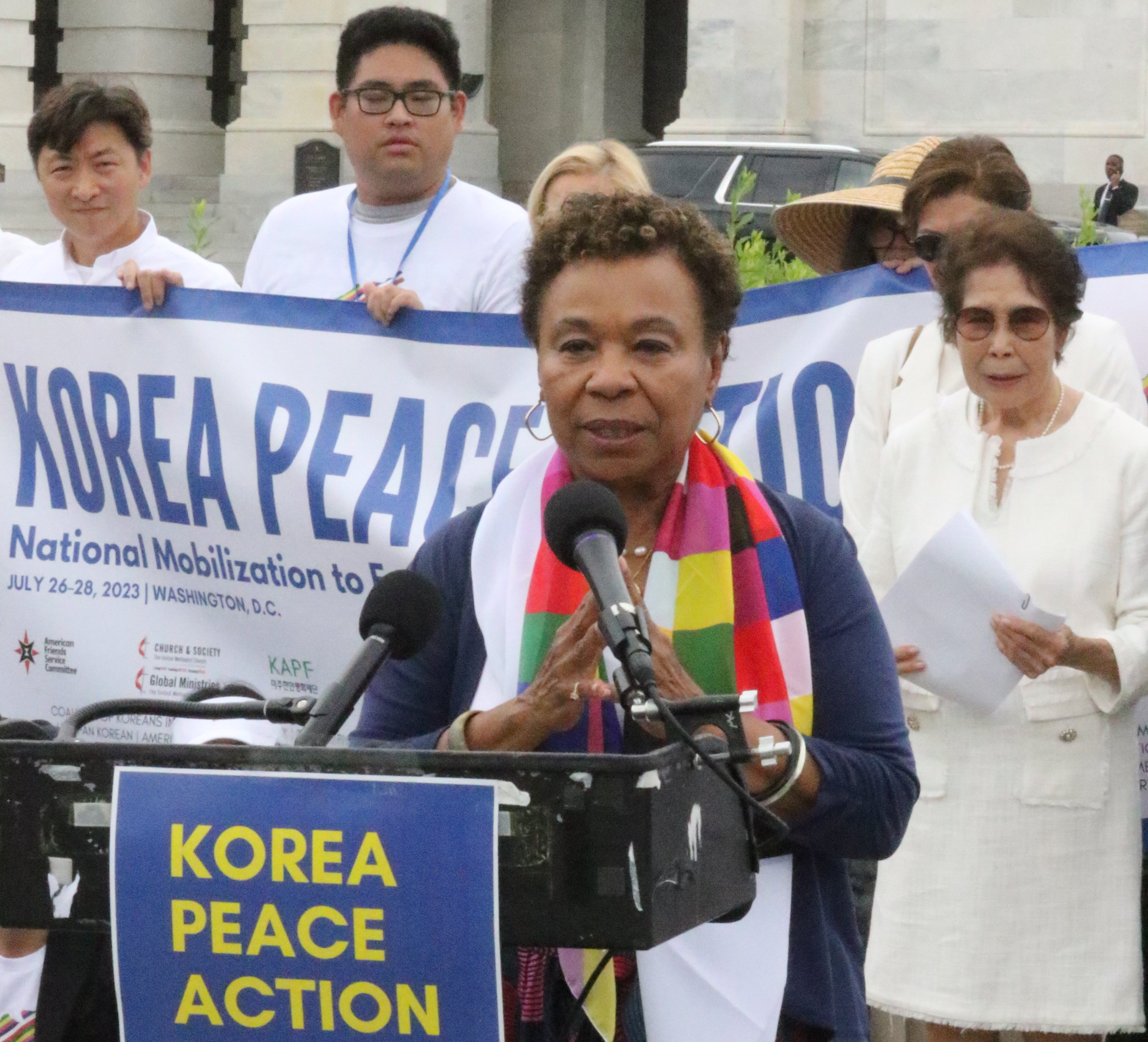부친이 한국전쟁에 참전한 바바라 리 하원의원이 미 국회의사당 앞에서 33명의 하원의원이 공동 발의한 한반도 평화법안(H.R.1369)을 지지하는 기자회견을 열었다. 이 의원은 전쟁을 종식하고, 한반도에 평화를 위한 투자가 절대적으로 필요하다고 말했다. 이 의원 뒤에 서 있는 한국계 미국인 조이 게바트 여사는 올해 90세로, 그녀의 소원은 북한을 방문해 가족을 만나는 것이다. 사진, 김응선 목사, 연합감리교뉴스.