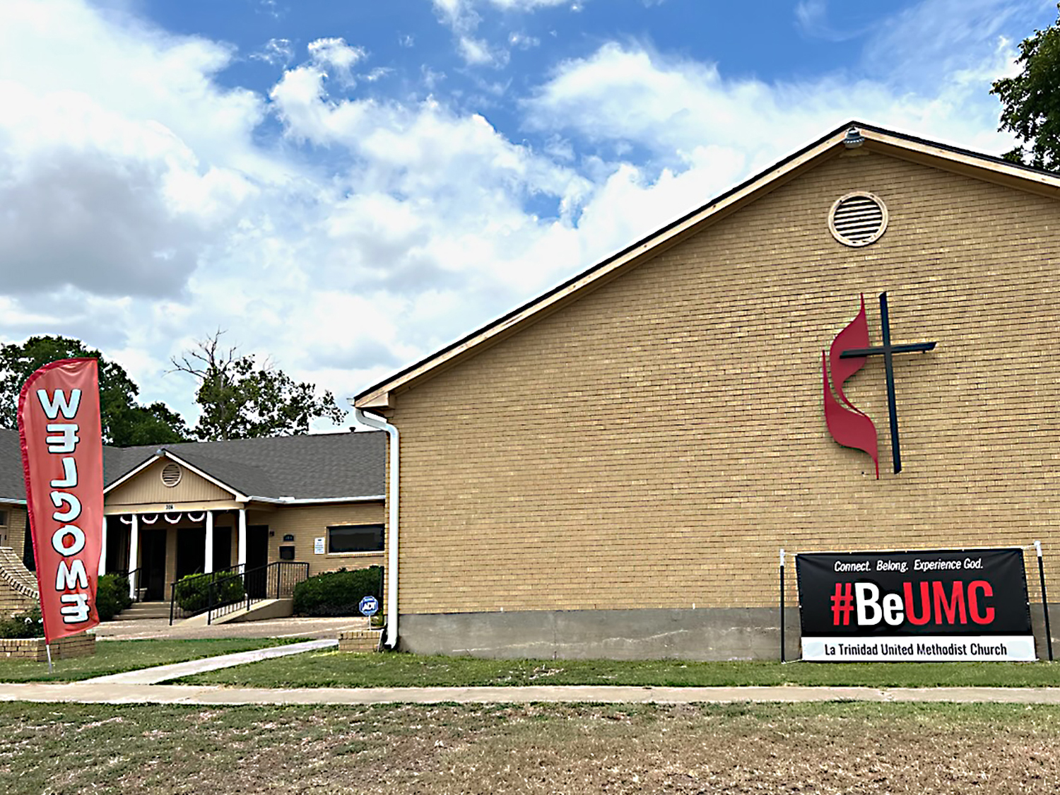 La Iglesia Metodista Unida La Trinidad en Séguin estado de Tejas,  una de las iglesias hispanas de mayor arraigo histórico dentro de la denominación, recibirá en su sede a un  nuevo grupo de miembros provenientes de la desafilada Primera Iglesia Metodista de Seguin, para que continúen el desarrollo de sus ministerios. Foto cortesía de la IMU La Trinidad.
