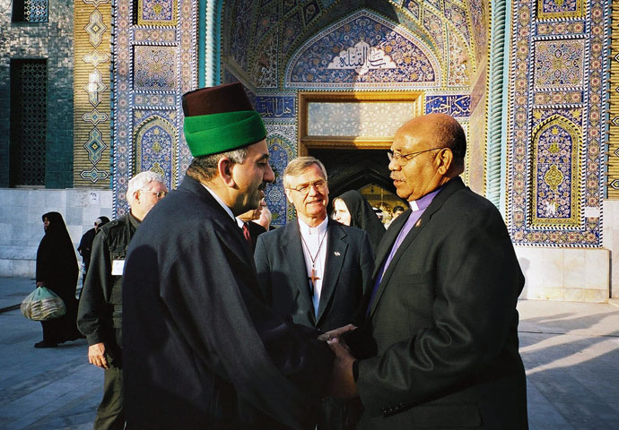 United Methodist Bishop Melvin G. Talbert (right) and the Rev. Robert Edgar, a United Methodist pastor and chief executive of the National Council of Churches (center), greet an Iraqi Muslim leader outside a mosque in Baghdad in 2003. The U.S. clergymen were part of a delegation to assess the effects of sanctions against Iraq and to connect with Christians in that country. Bishop Talbert died Aug. 3. File photo by Robin Hoecker, Unitarian Universalist Association for the National Council of Churches.