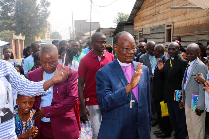 L’Évêque Méthodiste Uni Gabriel Unda est accueilli à Goma en juillet dernier à l’entame des assises de la Conférence Annuelle du Kivu. Unda a été réélu Modérateur du Synode national de l’Église du Christ au Congo lors des élections d’août 2023. Photo de Philippe Kituka Lolonga UMNS.