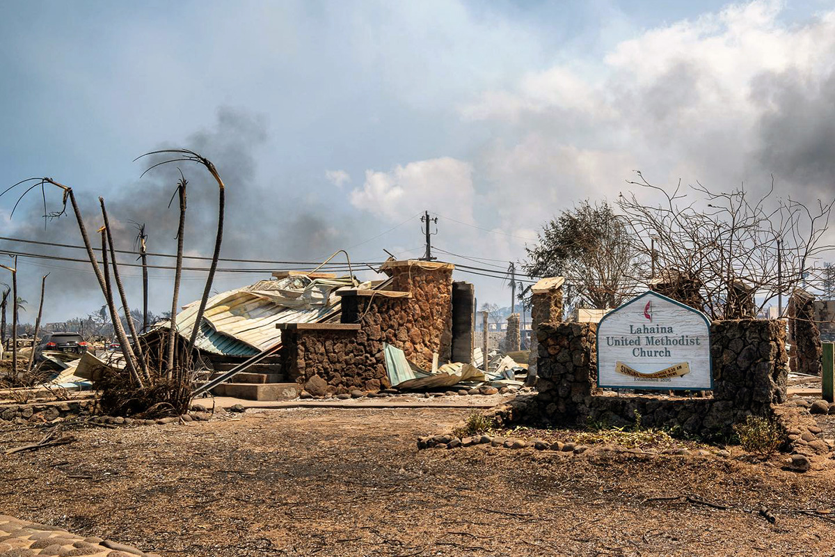 하와이 마우이섬의 라하이나 마을을 휩쓴 8월 8일 산불로 인해, 라하이나 연합감리교회 교회의 간판을 제외한 교회의 모든 시설이 전소되었다. 사진 제공, 티파니 윈.