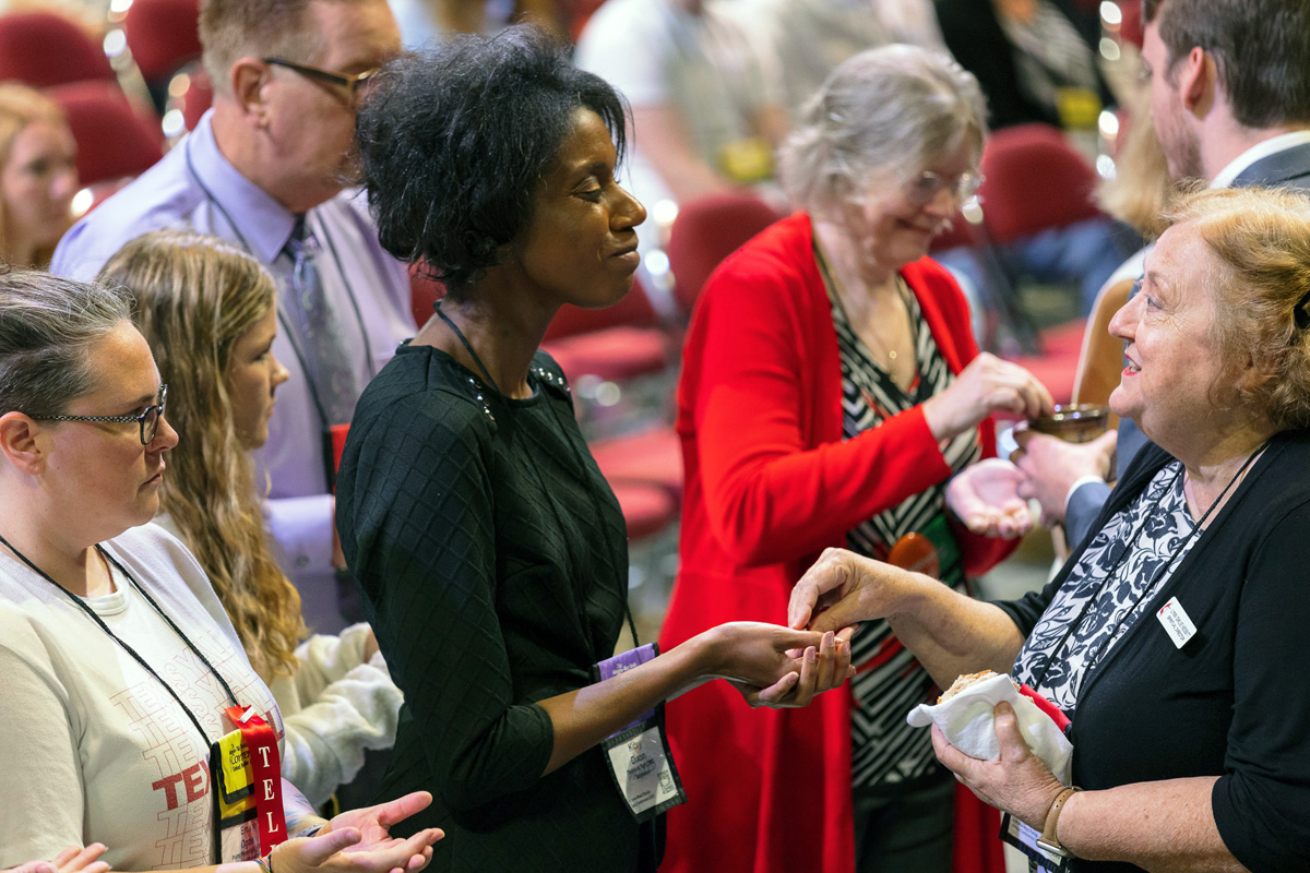 Os membros da Conferência Alabama-West da Florida juntam-se na Sagrada Comunhão no dia 14 de Junho durante a sua sessão anual da conferência em Mobile, Alabama. A Alabama-West da Florida esteve entre os órgãos regionais denominacionais reunidos no início deste ano que aprovou uma resolução reafirmando o compromisso da Igreja Metodista Unida às principais doutrinas cristãs. Foto de Luke Lucas, Conferência Alabama-West da Flórida. 