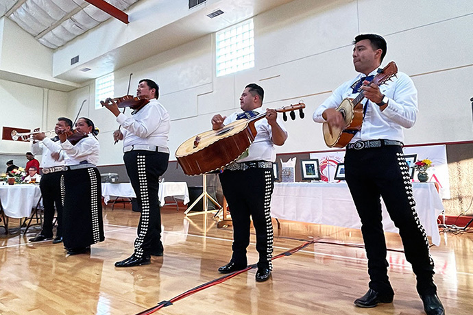 En la antesala al banquete de cierre, un grupo mariachi de la ciudad de San Antonio amenizo la reunión interpretando conocidas melodías del folclore mejicano y latinoamericano.