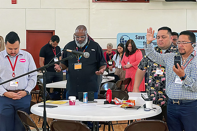 Los participantes en la plenaria tomaron una pausa para orar por las víctimas de los incendios en la isla de Maui, estado de Hawaii, los cuales han dejado sin hogar a miles de personas y han cegado más de un centenar de vidas.