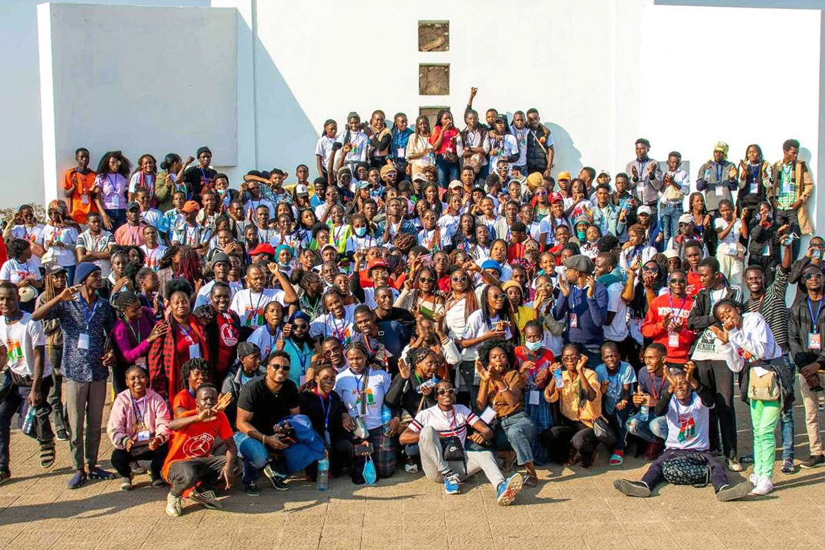 Jovens da Conferência Oeste de Angola posam para uma foto durante um acampamento da Juventude Metodista de uma semana em Lubango, Angola. O encontro, o maior da história do grupo, contou com devoções matinais, exercícios de formação de equipe e um concerto de gospel. Foto cortesia da Juventude Metodista. 