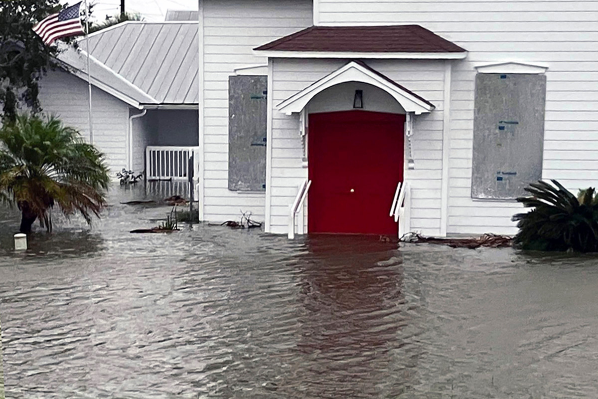 La Iglesia Metodista Unida Cedar Key, ubicada cerca de donde Idalia tocó tierra como huracán categoría 3, está experimentando inundaciones por primera vez en su historia debido a la marejada ciclónica récord. Sus miembros están luchando por quitar las alfombras y el linóleo para permitir que el piso se seque adecuadamente. Foto cortesía del Rev. Robin Jocelyn.