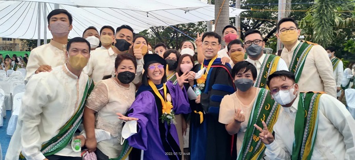 2022-2023 웨슬리 대학 전체 졸업식(General Commencement) 이후 신학대학원(WDS)의 졸업생들과 함께 모여 졸업식을 축하하고 있다. 사진 제공, 이민규 목사.