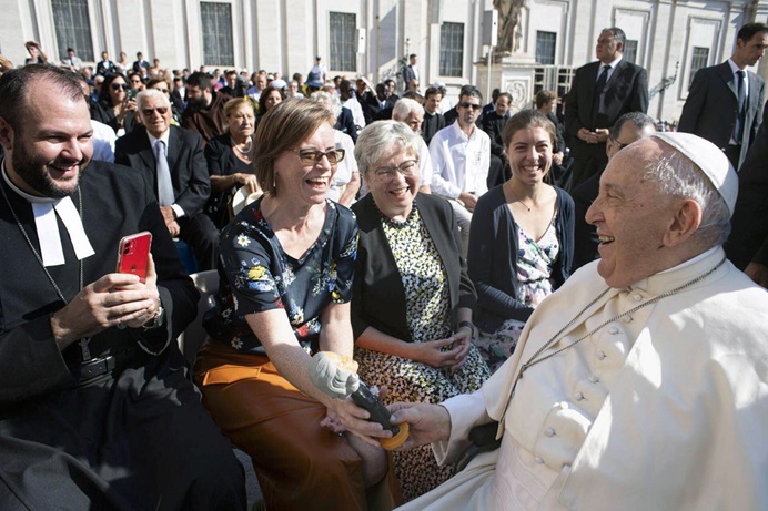 Ashley Boggan D., top executive of the United Methodist Commission on Archives and History, gifts Pope Francis, head of the Catholic Church, with a John Wesley bobblehead Sept. 6 while in Italy for the European Methodist Historical Conference. Seated from left are the Rev. Matthew Laferty, director of the Methodist Ecumenical Office Rome; Boggan D., Ulrike Schuler with the United Methodist Board of Higher Education and Ministry, and Lara Herrmann, a student and Schuler’s granddaughter. Photo courtesy of Vatican Media.