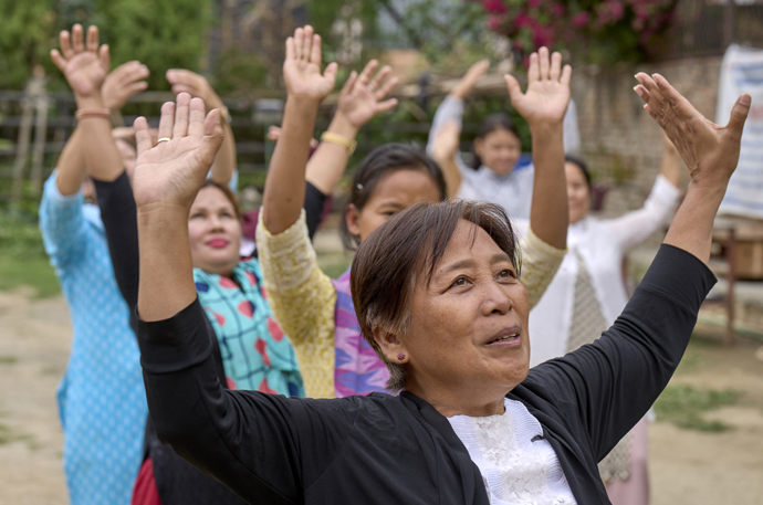 Emma Cantor utilizó los movimientos de Qigong para ayudar a las mujeres a explorar su poder durante un seminario ecuménico sobre mujeres y liderazgo celebrado el 24 de mayo en la Iglesia Metodista Unida de Hebrón en Lalitpur, Nepal. Cantor es misionera regional de Mujeres Unidas en la Fe. Foto de Paul Jeffrey, Noticias MU.