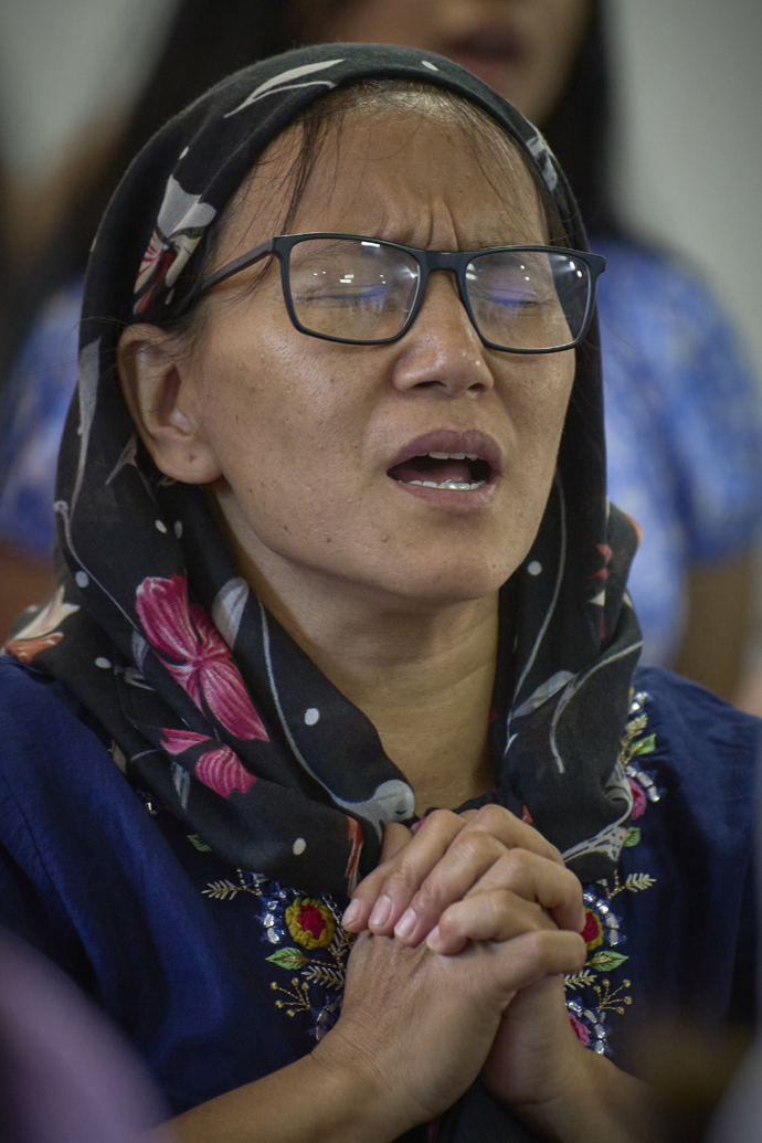 Meena Moktan oró durante el culto del 20 de mayo en la Iglesia Metodista Unida de Hebrón en Lalitpur, Nepal. Moktan coordina un programa de empoderamiento de las mujeres para la iglesia. Foto de Paul Jeffrey, Noticias MU.