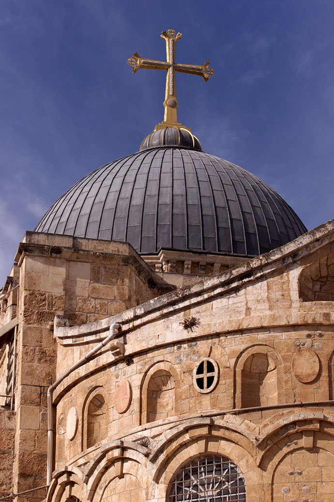 The dome atop the Church of the Holy Sepulchre rises above Jerusalem’s ancient walled city. A Holy Land tour group had to reroute because of the Hamas attack on Israel, but were more concerned about the victims of the war. 2000 file photo by Mike DuBose, UM News. 