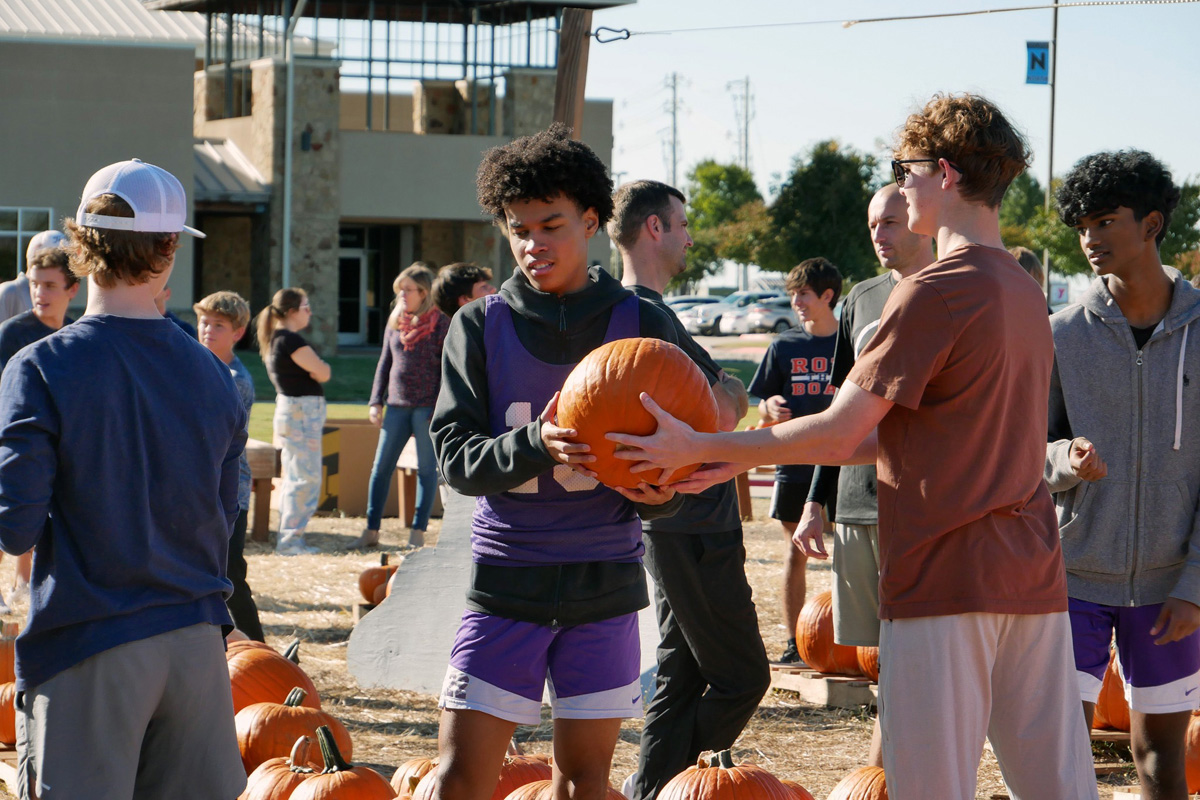 Local students form a chain for the unloading of pumpkins at Grace Avenue United Methodist Church in Frisco, Texas. Photo courtesy of Grace Avenue United Methodist Church. 