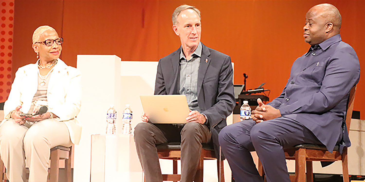 Los obispos Tracy Smith Malone a la izquierda, Tom Berlin y Mande Muyombo discuten el futuro de la denominación durante la "Reunión de la Familia Metodista Unida". Foto cortesía de David Burke.