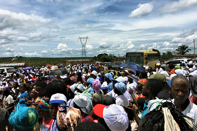 Milhares de participantes da celebração vindos de várias províncias acompanham atentamente os ofícios da cerimônia. Malanje, foto de Joao Goncalves Sofia Nhanga.