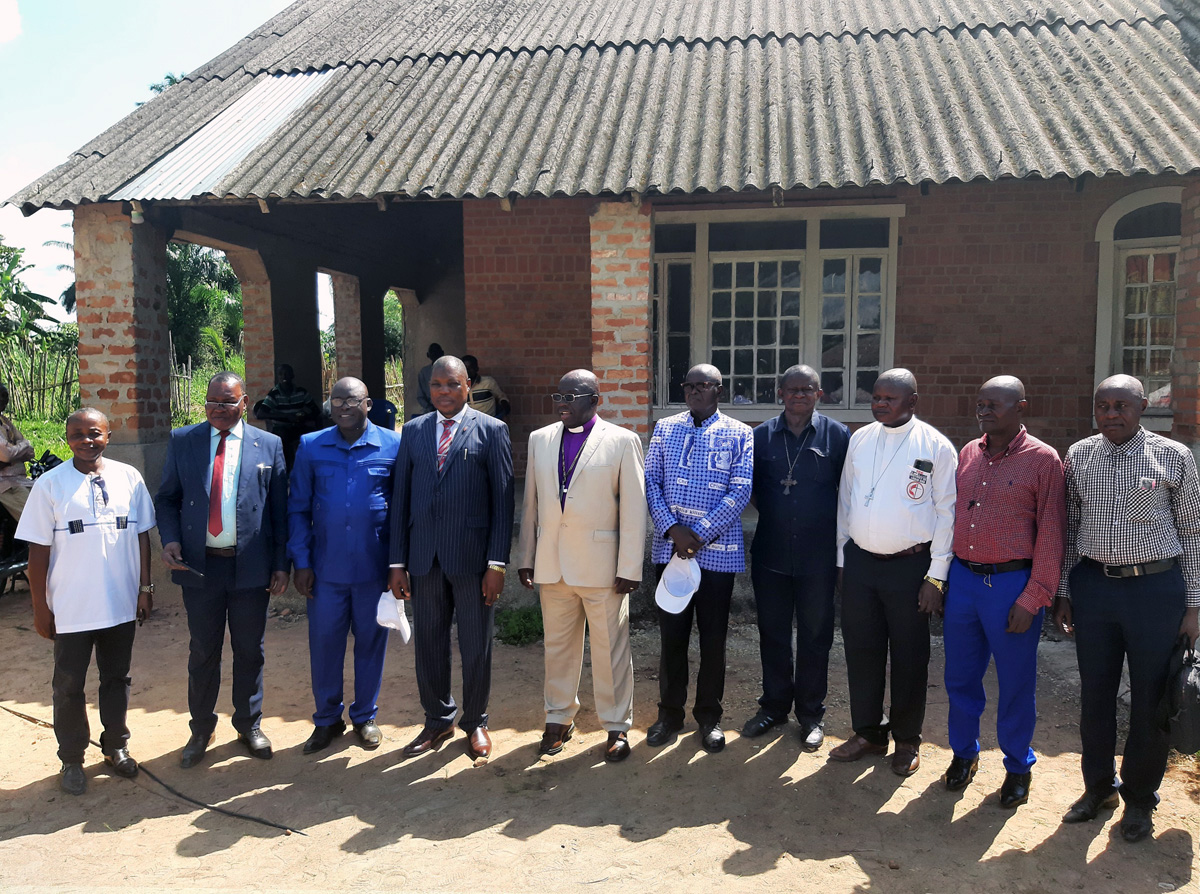 United Methodist Bishop Daniel O. Lunge (fourth from left) was elected provincial president of the Church of Christ in Congo in Sankuru during the group’s meeting in Lodia. He is joined by superintendents, lay leaders and representatives of evangelical Christian member communities in the Sankuru province. Photo by François Omanyondo, UM News.