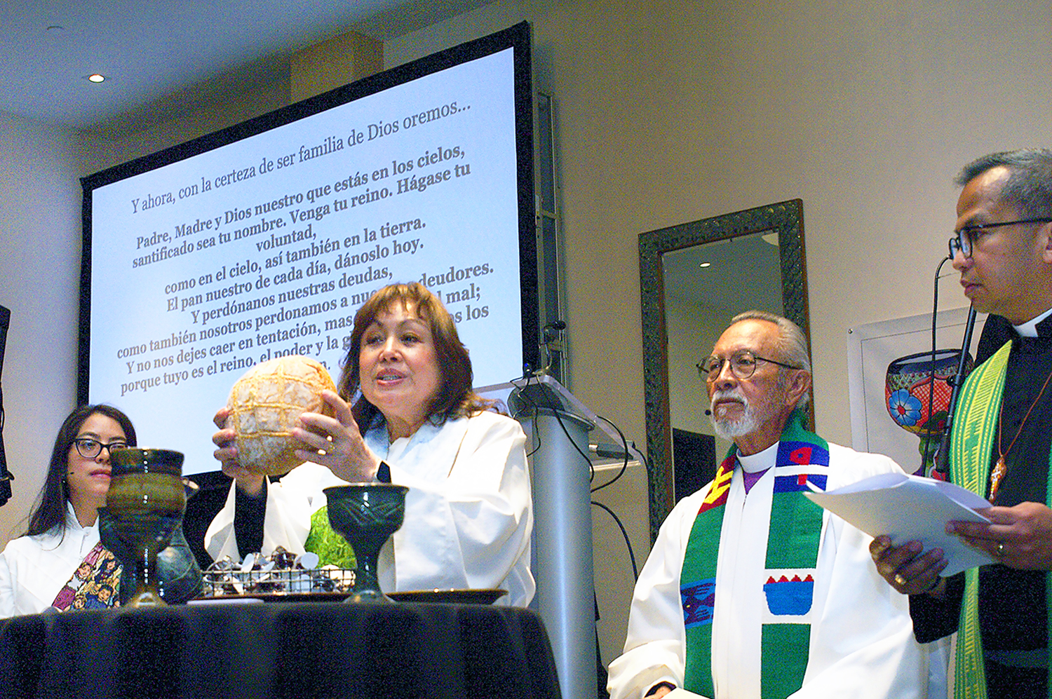 La Obispa Minerva Carcaño, compartió las palabras de institución para compartir el pan en la comunión. Le acompañan la Diacona Patricia Bonilla, a su izquierda; y los obispos Elías Galván y Carlos Rapanut, a su derecha. 